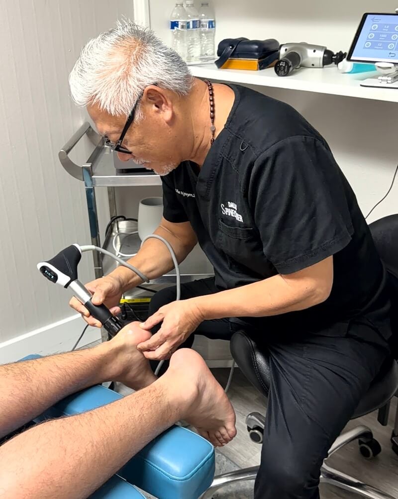 Dr. Nguyen treating a patient after an auto accident injury